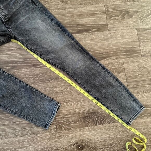 Mother The Stunner in Train Stops - Picture 7 of 8